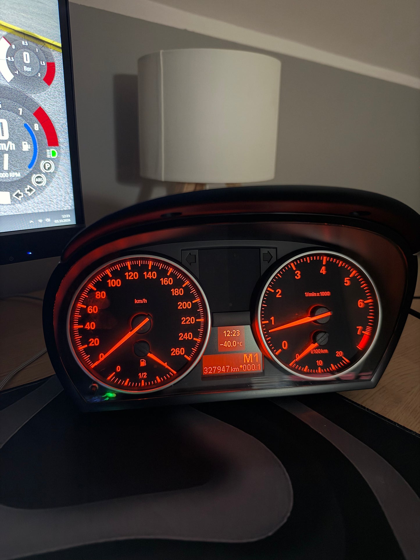 Oryginalny zegar BMW E90 przerobiony do gier