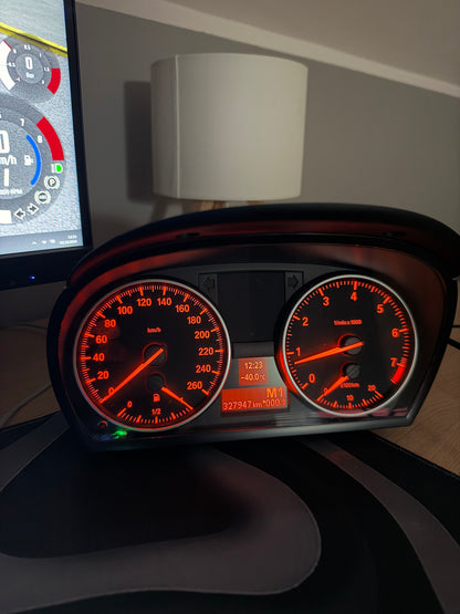 Oryginalny zegar BMW E90 przerobiony do gier